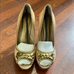 BCBG Paris Laney Dk Cream Platform Heels Size 8M